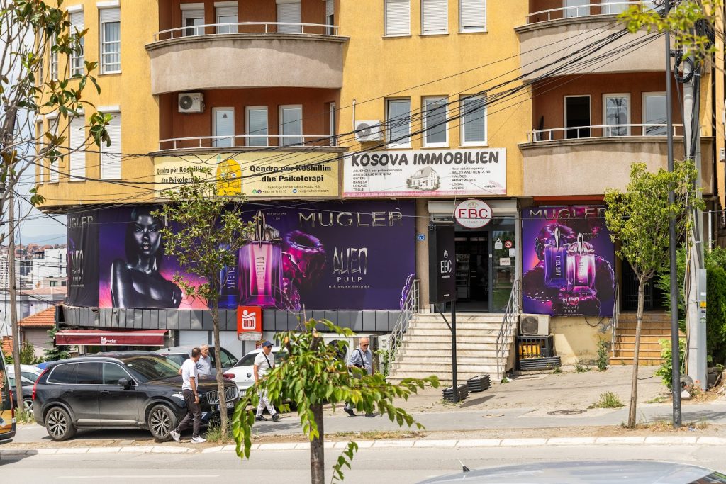 Hyrja e dyqanit EBC Cosmetics Super Store, Rr. Eqrem Çabej 14, Prishtinë