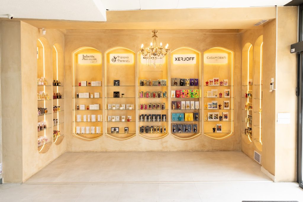 Vitrina me parfume në dyqanin EBC Cosmetics Super Store