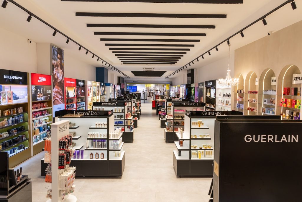 Brenda dyqanit EBC Cosmetics Albi Mall – korridori kryesor me rafte