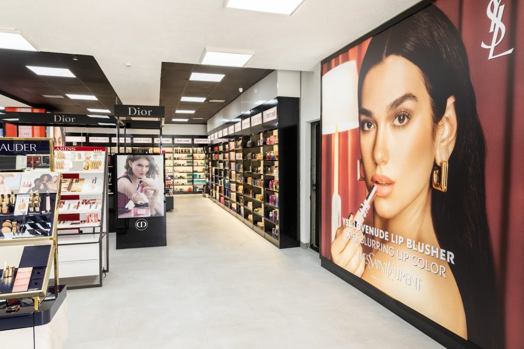 Brenda dyqanit EBC Cosmetics Super Store – rafte me kozmetikë
