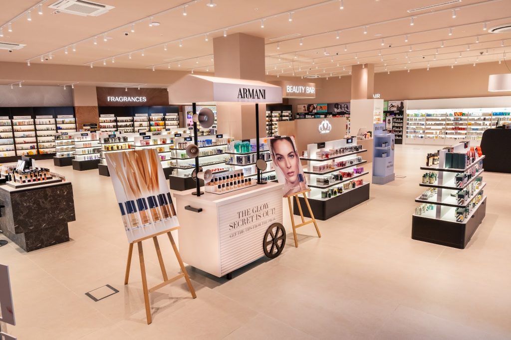 Brenda dyqanit EBC Cosmetics Prishtina Mall – stendi Armani dhe rafte me kozmetikë