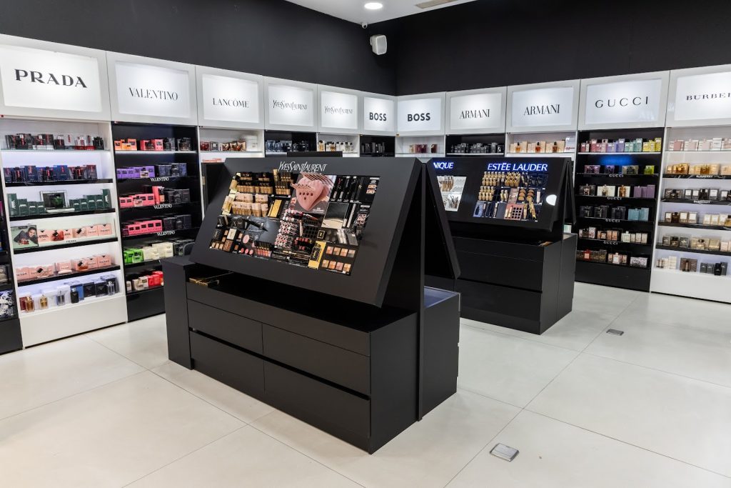 Brenda dyqanit EBC Cosmetics Royal Mall – stendi me make-up dhe rafte me parfume