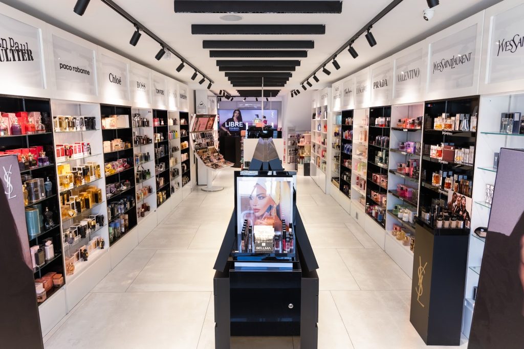 Brenda dyqanit EBC Cosmetics Sheshi Nëna Terezë – korridori me rafte parfumesh