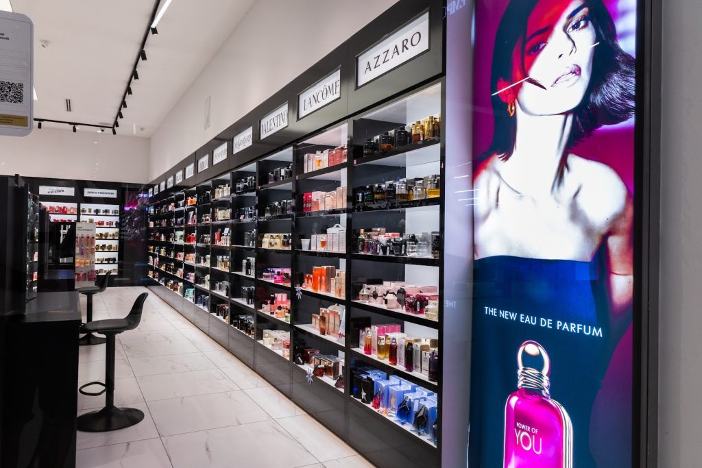 Brenda dyqanit EBC Cosmetics Galeria Shopping Mall – rafte me parfume