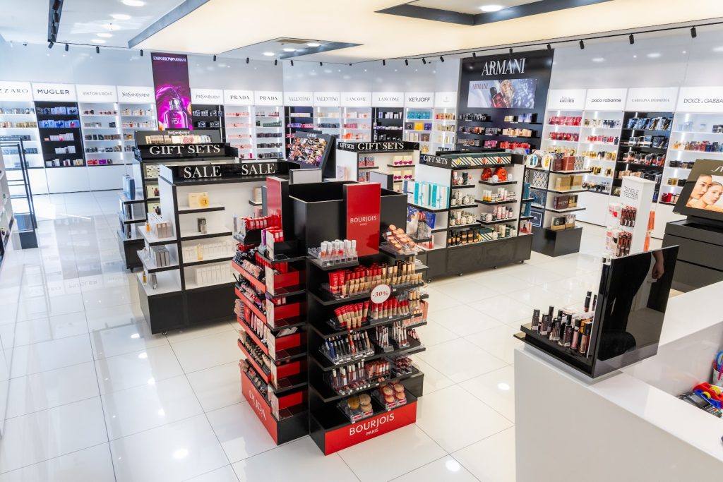 Brenda dyqanit EBC Cosmetics The Village – stendi me make-up dhe set dhuratë