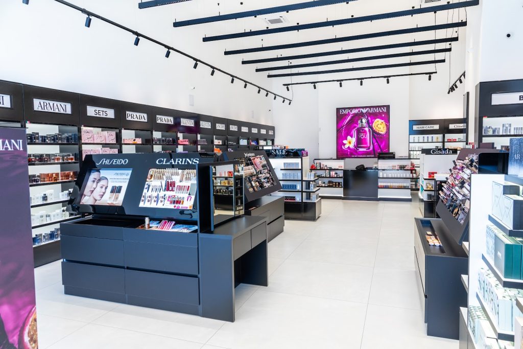 Brenda dyqanit EBC Cosmetics American Retail Park – korridori kryesor me stendet Shiseido dhe Clarins