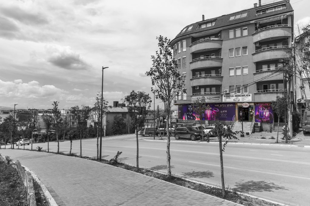 Pamje e jashtme (bardhë e zi) e dyqanit EBC Cosmetics Super Store