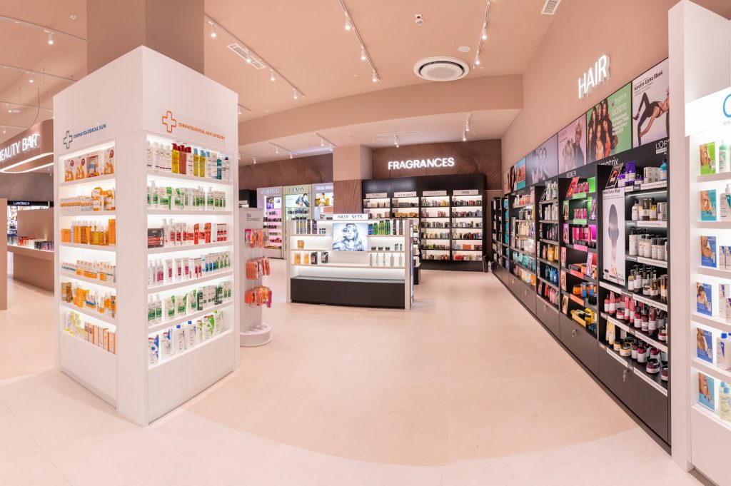 Brenda dyqanit EBC Cosmetics Prishtina Mall – rafte me dermokozmetikë