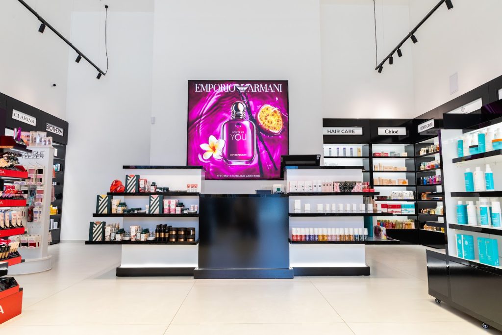 Brenda dyqanit EBC Cosmetics American Retail Park – zona e arkës dhe rafte me kujdes personal