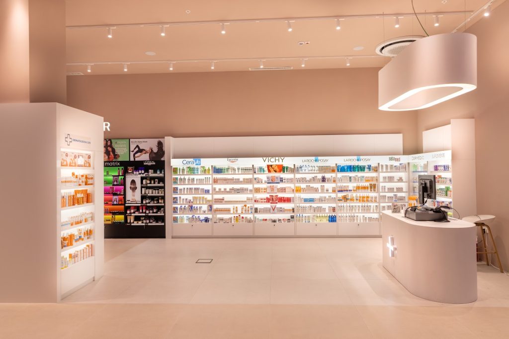 Brenda dyqanit EBC Cosmetics Prishtina Mall – banaku dhe rafte me kozmetikë