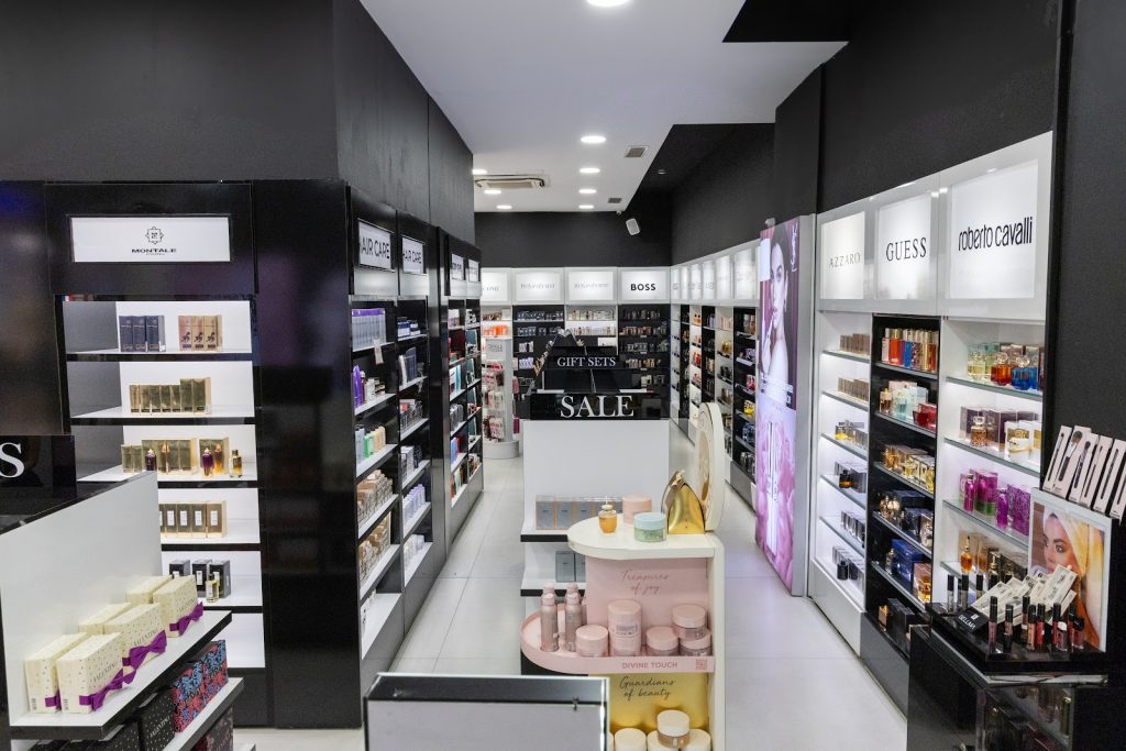 Brenda dyqanit EBC Cosmetics Royal Mall – rafte me parfume