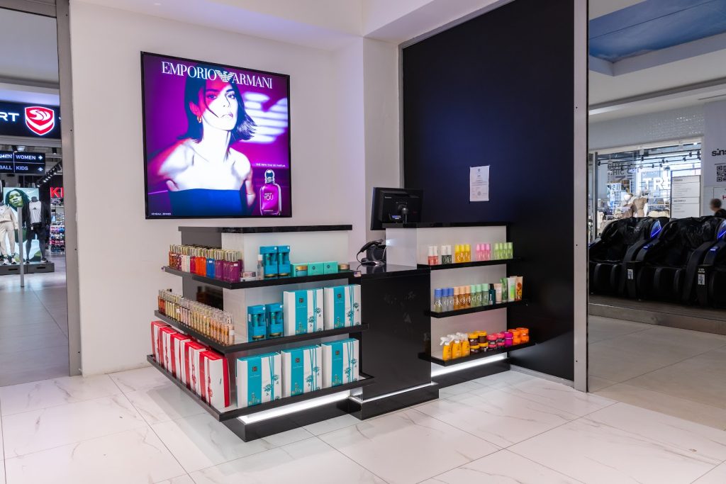 Brenda dyqanit EBC Cosmetics Galeria Shopping Mall – stendi me arkë pranë hyrjes