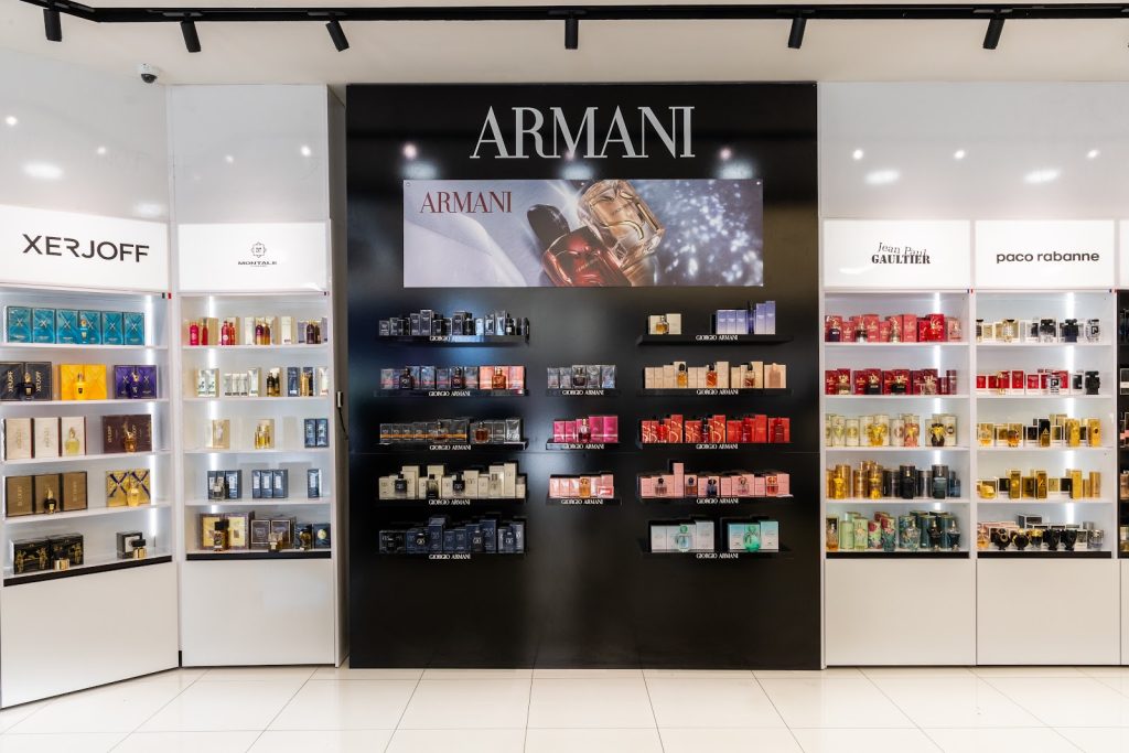 Brenda dyqanit EBC Cosmetics The Village – muri Armani me parfume niche