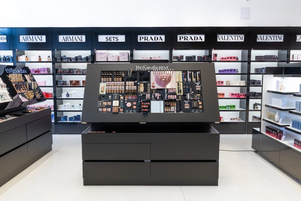Brenda dyqanit EBC Cosmetics American Retail Park – stendi Yves Saint Laurent dhe rafte me parfume
