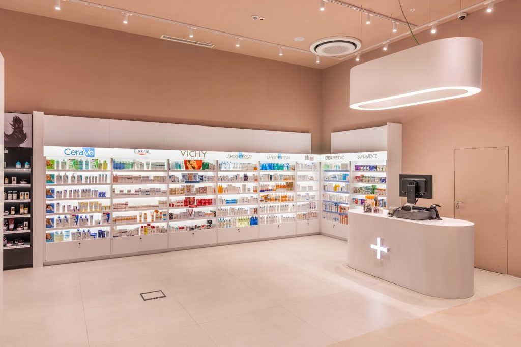 Brenda dyqanit EBC Cosmetics Prishtina Mall – muri me produkte dhe arka