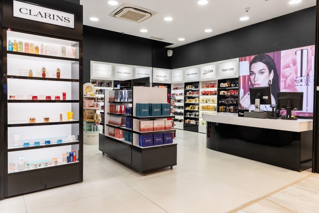 Brenda dyqanit EBC Cosmetics Royal Mall – arka dhe rafte me kozmetikë
