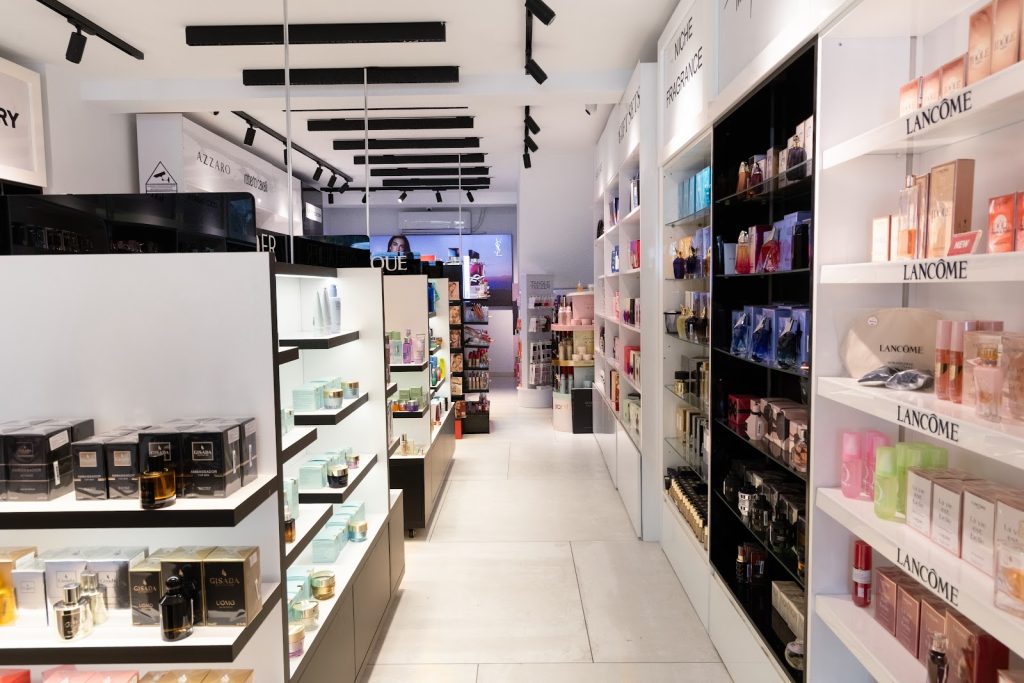 Brenda dyqanit EBC Cosmetics Sheshi Nëna Terezë – rafte me Lancôme dhe parfume