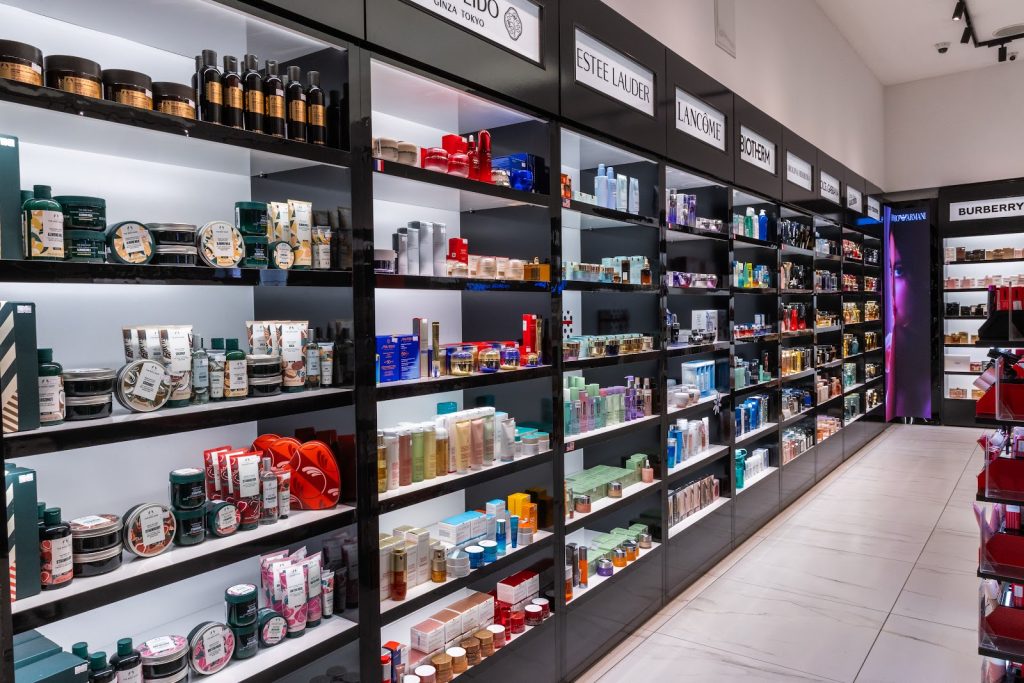 Brenda dyqanit EBC Cosmetics Galeria Shopping Mall – rafte me kozmetikë dhe kujdes personal