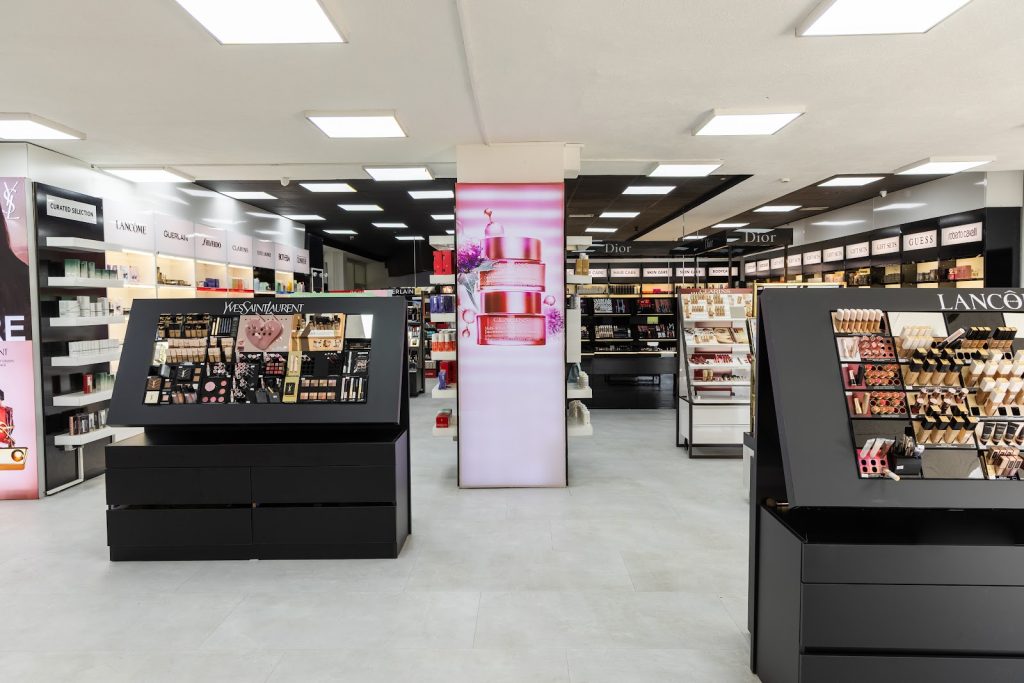 Brenda dyqanit EBC Cosmetics Super Store – stand me make-up