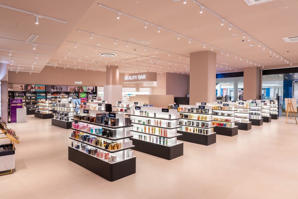 Brenda dyqanit EBC Cosmetics Prishtina Mall – rafte me parfume