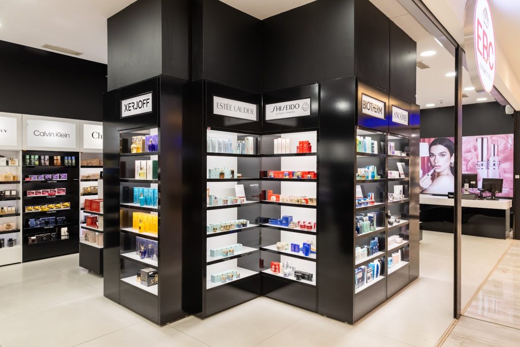 Brenda dyqanit EBC Cosmetics Royal Mall – rafte me Estée Lauder dhe Shiseido