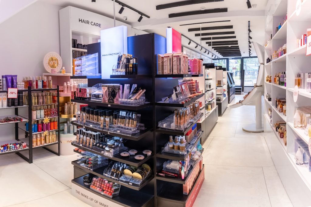 Brenda dyqanit EBC Cosmetics Sheshi Nëna Terezë – stendi me make-up dhe kujdes për flokët