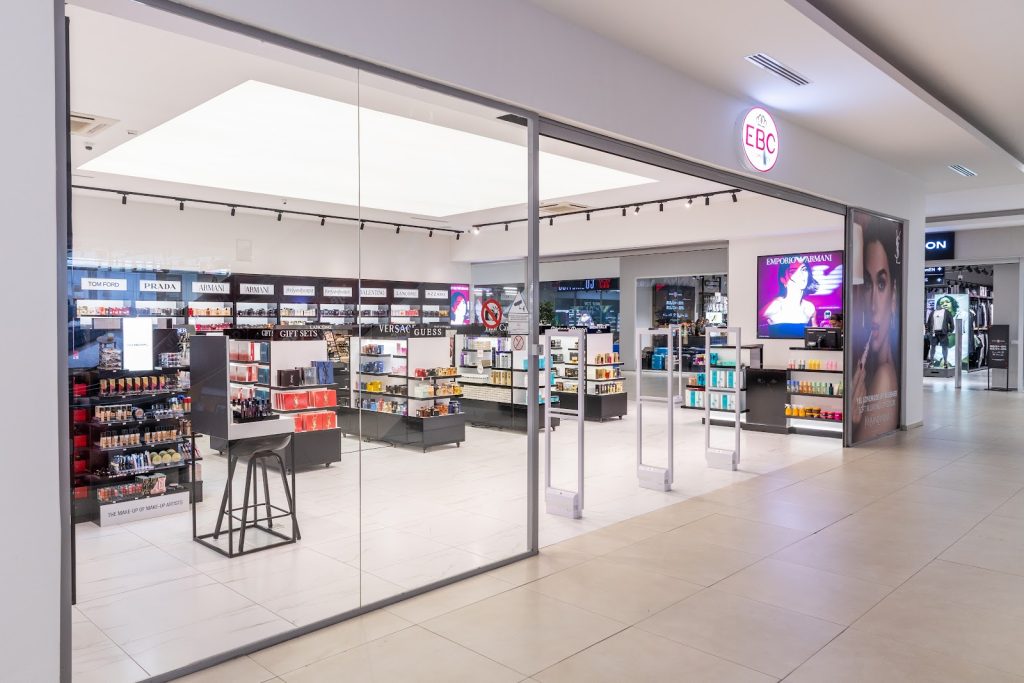 Pamje nga korridori i qendrës tregtare drejt dyqanit EBC Cosmetics Galeria Shopping Mall