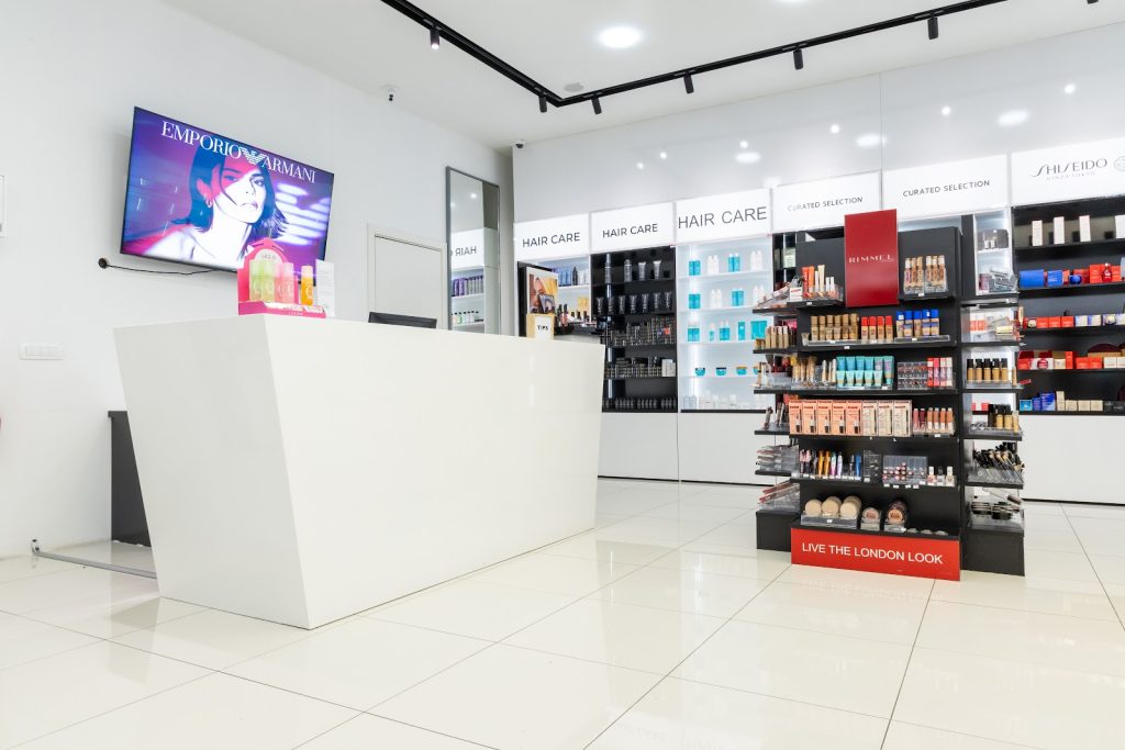 Brenda dyqanit EBC Cosmetics The Village – banaku dhe rafte me kujdes për flokët