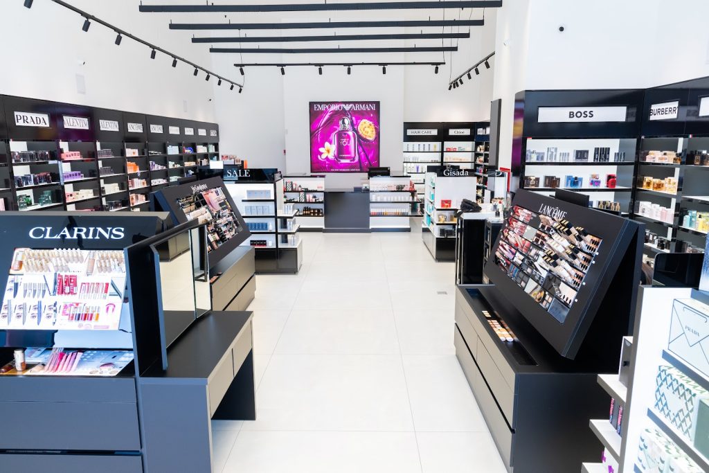 Brenda dyqanit EBC Cosmetics American Retail Park – stendet Clarins dhe make-up