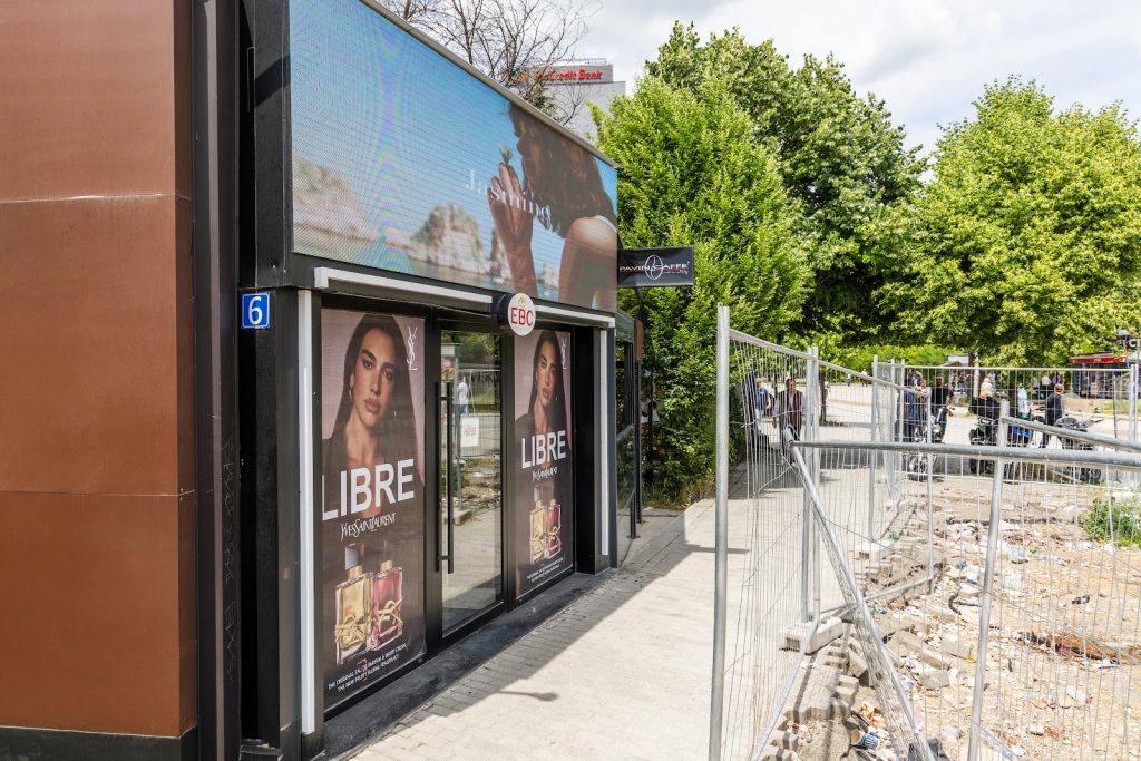 Vitrina e dyqanit EBC Cosmetics në Sheshin Nëna Terezë