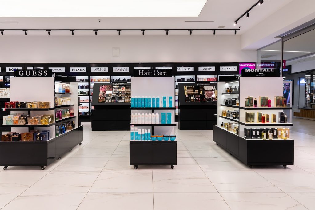 Brenda dyqanit EBC Cosmetics Galeria Shopping Mall – stendet me parfume dhe kujdes për flokët