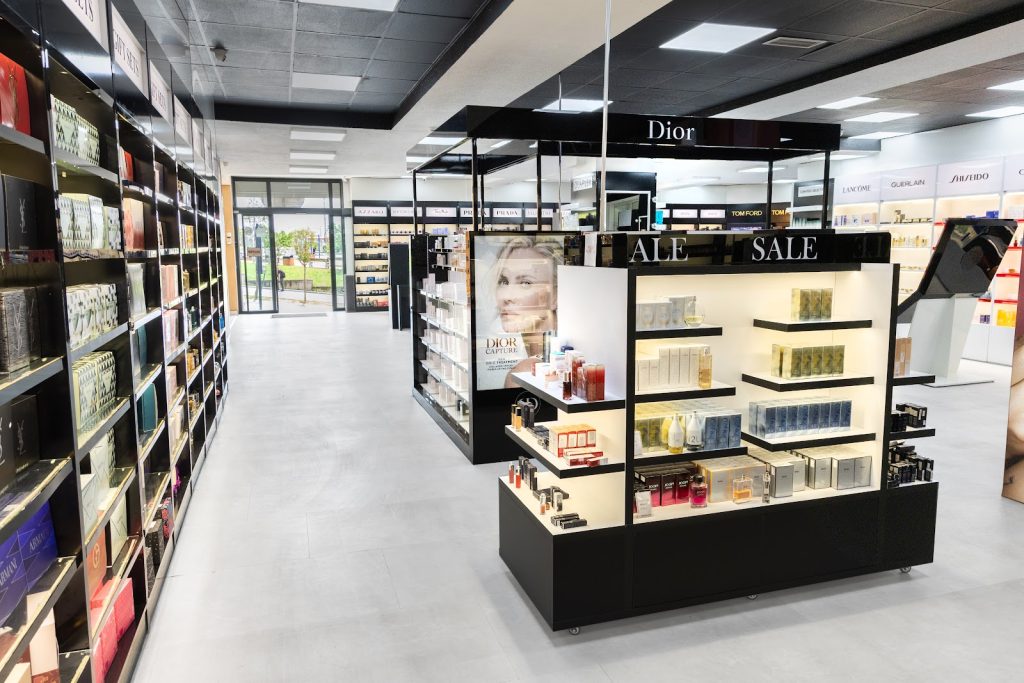 Brenda dyqanit EBC Cosmetics Super Store – korridori me rafte