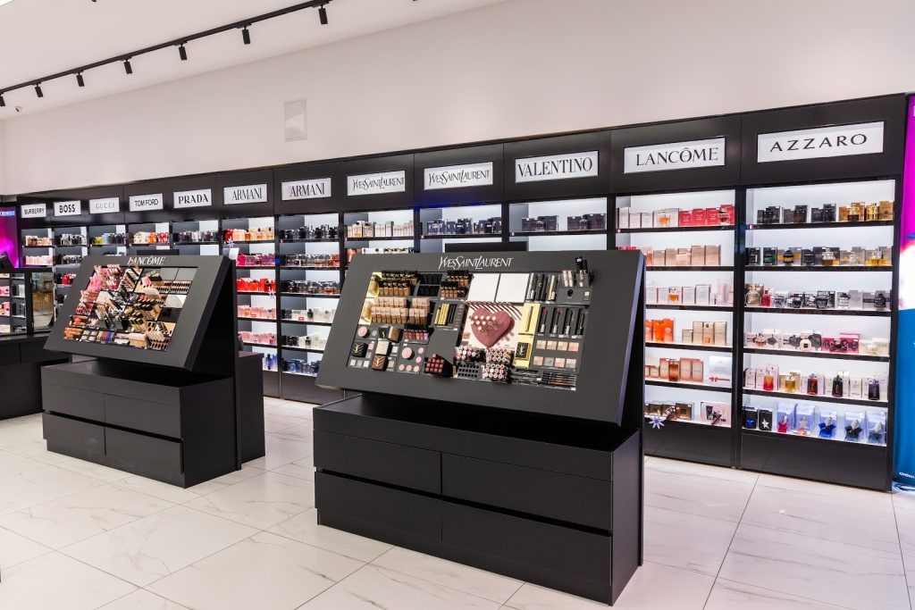 Brenda dyqanit EBC Cosmetics Galeria Shopping Mall – muri me parfume dhe stendet me make-up