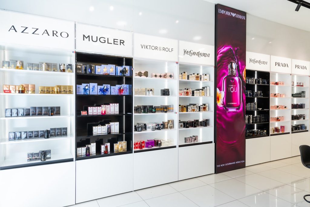 Brenda dyqanit EBC Cosmetics The Village – rafte me parfume Azzaro, Mugler dhe Yves Saint Laurent