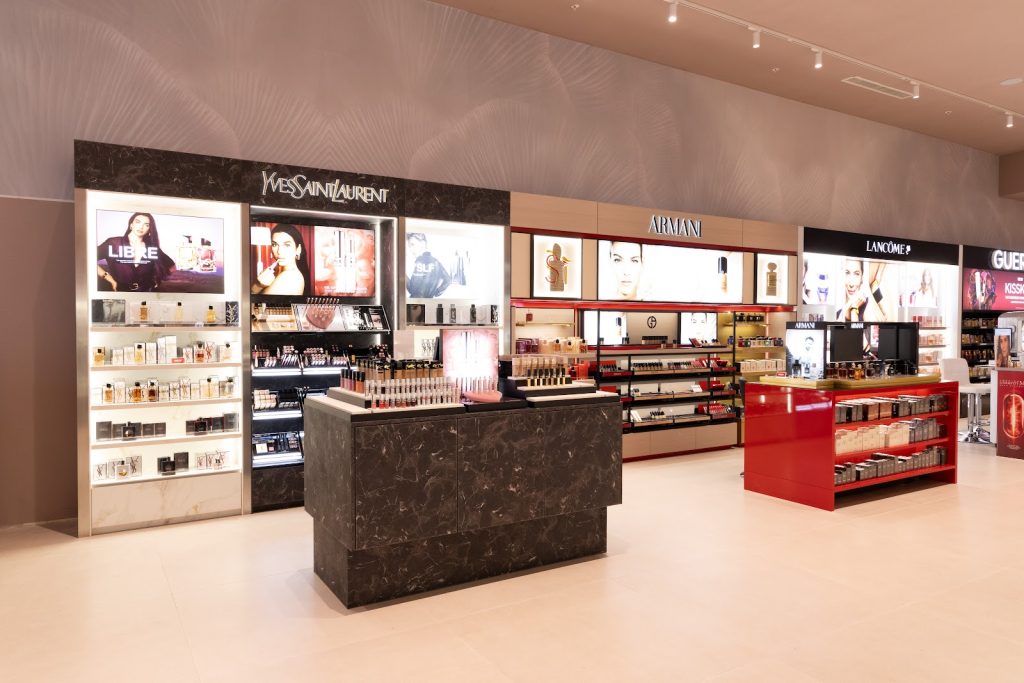 Brenda dyqanit EBC Cosmetics Prishtina Mall – zona YSL dhe Lancôme