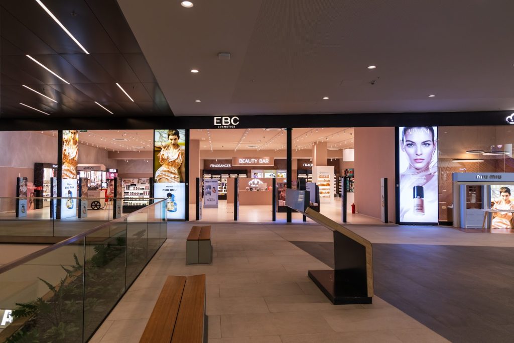 Fasada e dyqanit EBC Cosmetics me tabelën EBC në Prishtina Mall