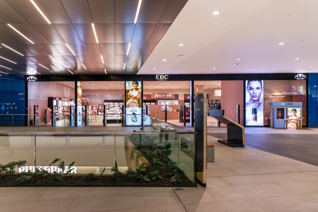 Dyqani EBC Cosmetics në Prishtina Mall, parë nga korridori i qendrës tregtare