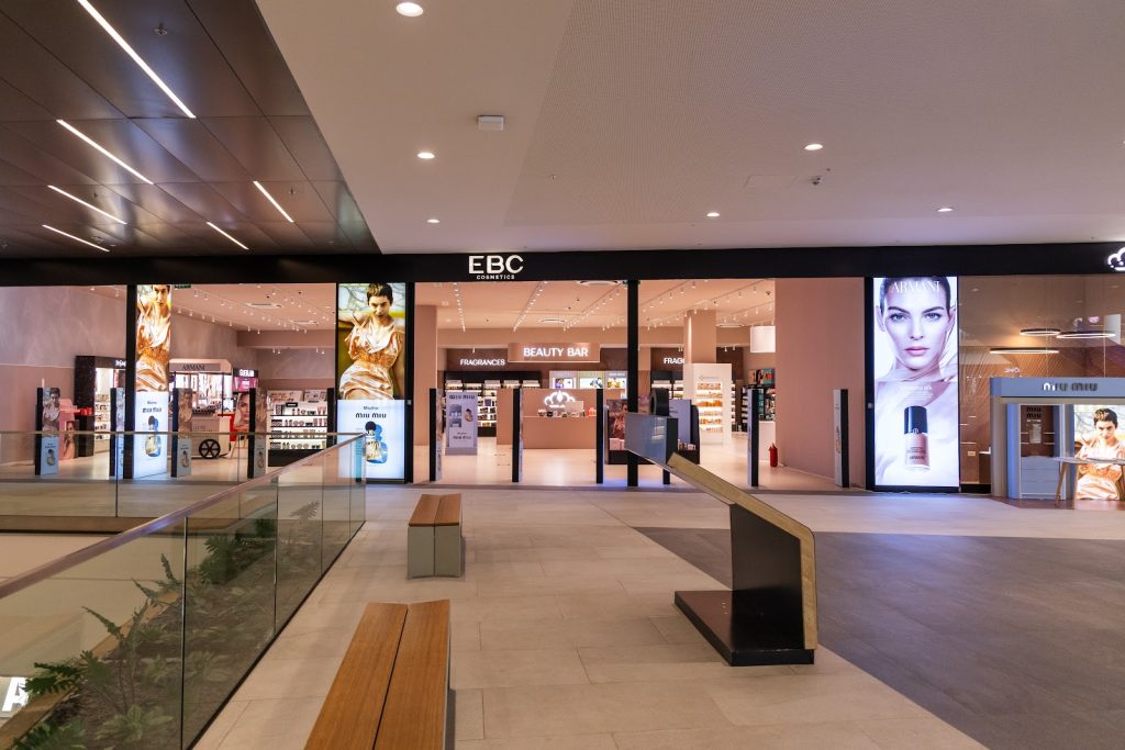 Fasada e dyqanit EBC Cosmetics në Prishtina Mall, parë nga kati i sipërm